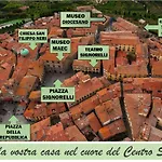 Balcone Fiorito, Nel Cuore Del Centro Storico Di アパート