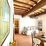 Balcone Fiorito, Nel Cuore Del Centro Storico Di アパート