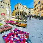 Balcone Fiorito, Nel Cuore Del Centro Storico Di アパート コルトーナ